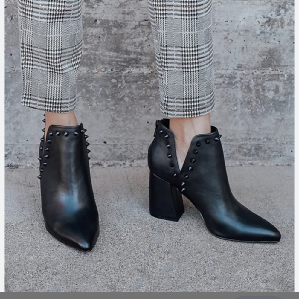 Steve Madden black spiked pointy toed booties. Size 7